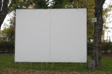 Ukrayna 'da sonbaharda bir parkta sinema ekranı açıldı.