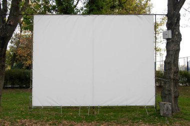 Ukrayna 'da sonbaharda bir parkta sinema ekranı açıldı.