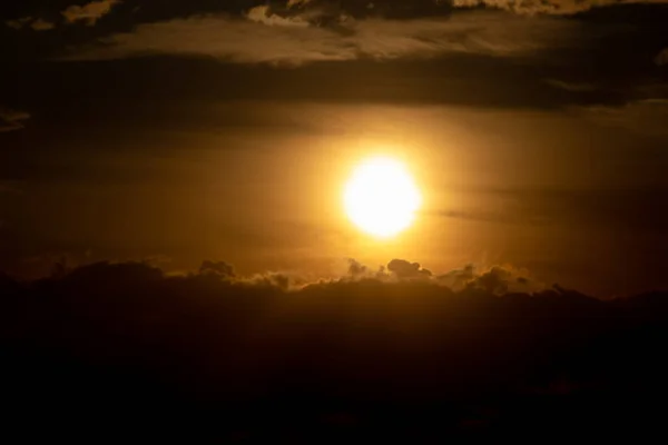 Pôr Sol Contra Pano Fundo Uma Grande Nuvem Ucrânia Cidade — Fotografia de Stock