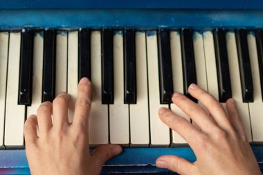 Kadın elleri piyanonun üzerinde, yakın çekim, müzik aleti