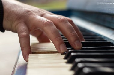 Erkek elleri piyanoda, yakın çekim, müzik aleti.