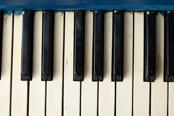 Πιάνο Παλιό Σαν Φόντο Γκρο Πλαν Μουσικό Όργανο — Φωτογραφία Αρχείου