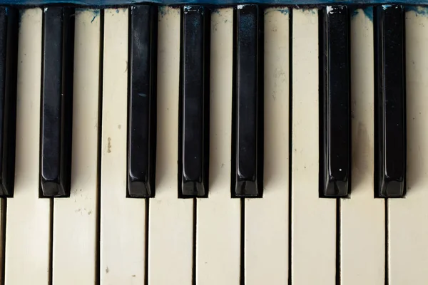 Πιάνο Παλιό Σαν Φόντο Γκρο Πλαν Μουσικό Όργανο — Φωτογραφία Αρχείου
