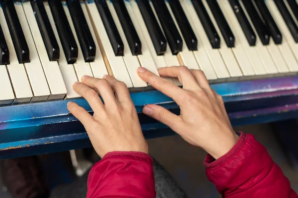 Mains Féminines Sur Piano Gros Plan Instrument Musique — Photo