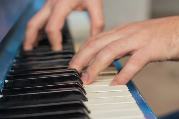 Mains Masculines Sur Piano Gros Plan Instrument Musique — Photo