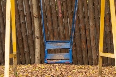 Sonbaharda Dnipro şehrindeki Ukrayna 'da bir parkta terk edilmiş çocuklar için eski bir salıncak.