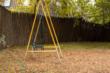 Sonbaharda Dnipro şehrindeki Ukrayna 'da bir parkta terk edilmiş çocuklar için eski bir salıncak.