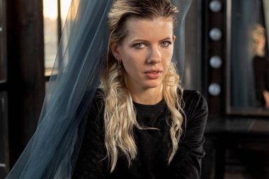 Stüdyoda makyaj ve saç stili olan genç bir kızın portresi, moda.