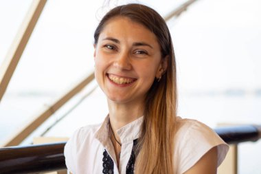 Uzun saçlı genç Ukraynalı kız şehirde parkta yürüyüşe çıktı.