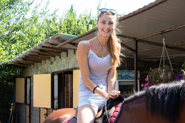 夏にウクライナで馬のモデルと馬に乗る — ストック写真