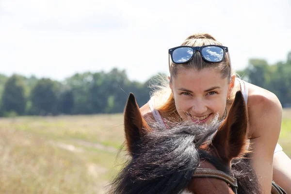 夏にウクライナで馬のモデルと馬に乗る — ストック写真