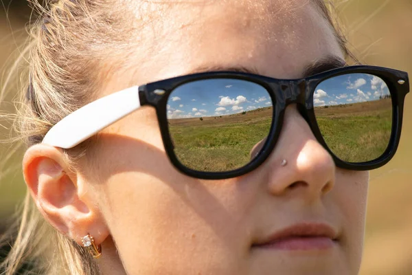 Ansigt Pige Solbriller Closeup Refleksioner Briller Marken Himlen Sommeren - Stock-foto