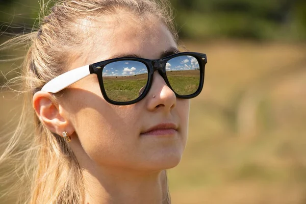 Ansigt Pige Solbriller Closeup Refleksioner Briller Marken Himlen Sommeren - Stock-foto