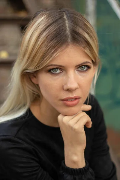 一个身穿黑色衣服的年轻乌克兰姑娘在街上的画像 一个模特的画像 — 图库照片