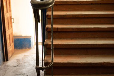 Ukrayna 'daki Dnipro şehrinde bir apartmanda eski bir Sovyet kirli karanlık merdiveni.