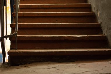 Ukrayna 'daki Dnipro şehrinde bir apartmanda eski bir Sovyet kirli karanlık merdiveni.