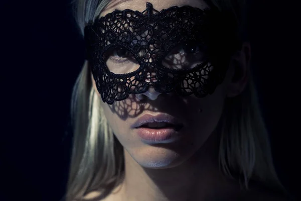 Visage Une Fille Dans Masque Dentelle Noire Dans Obscurité Sous — Photo