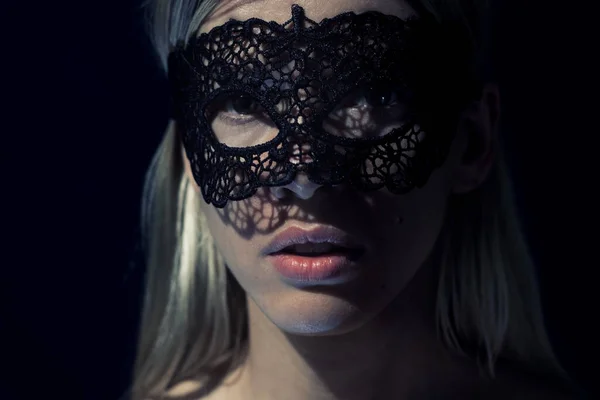 Visage Une Fille Dans Masque Dentelle Noire Dans Obscurité Sous — Photo