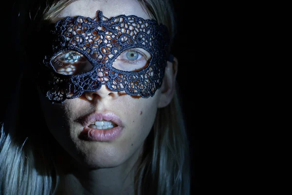 Cara Una Chica Una Máscara Encaje Negro Oscuridad Bajo Luz — Foto de Stock