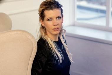 Stüdyoda akşam makyajı ve saç stili olan bir modelin portresi.