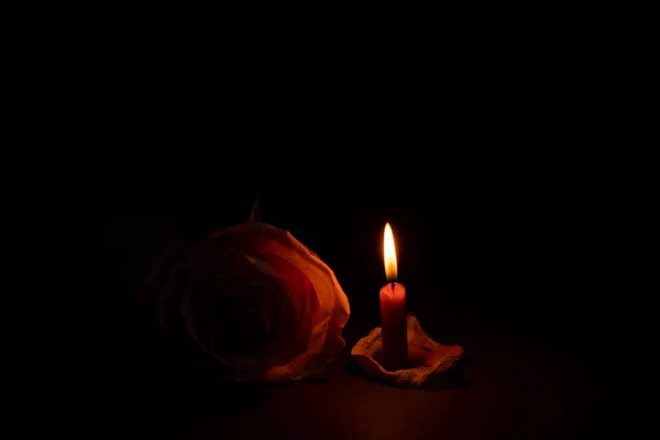 Une Flamme Bougie Côté Une Rose Dans Gros Plan Sombre — Photo