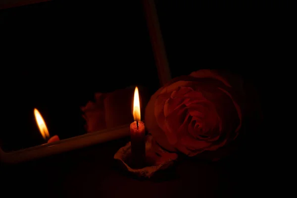 Egy Gyertya Láng Mellette Egy Rózsa Sötétben Közelkép — Stock Fotó