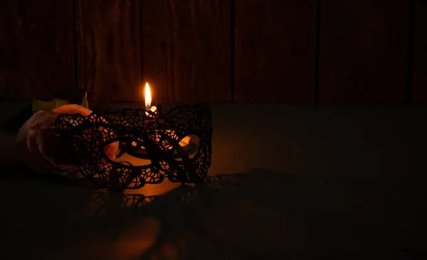 Свічка Полум Поруч Однією Трояндою Мереживною Маскою Обличчя Карнавалу Темряві — стокове фото