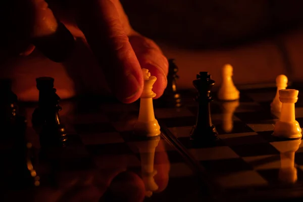 Mano Anciana Ajedrez Oscuridad Jugando Ajedrez — Foto de Stock