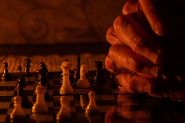 Alte Frauenhand Und Schach Dunkeln Schach Spielen — Stockfoto