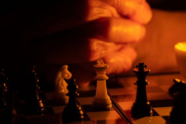 Alte Frauenhand Und Schach Dunkeln Schach Spielen — Stockfoto