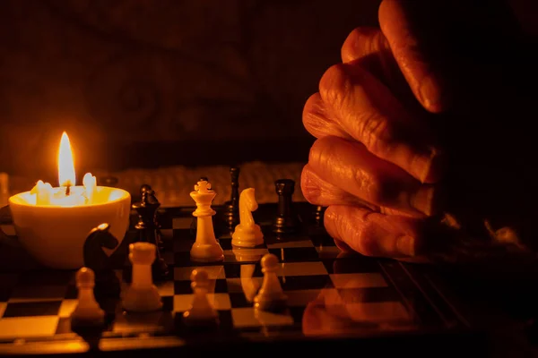 Alte Frauenhand Und Schach Dunkeln Schach Spielen — Stockfoto