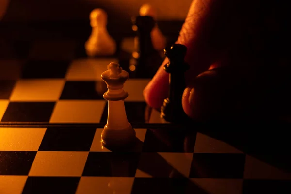 Main Vieille Femme Échecs Dans Noir Jouant Aux Échecs — Photo