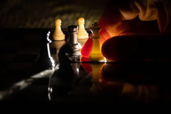 Alte Frauenhand Und Schach Dunkeln Schach Spielen — Stockfoto