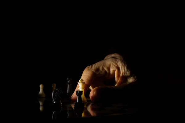 Main Vieille Femme Échecs Dans Noir Jouant Aux Échecs — Photo