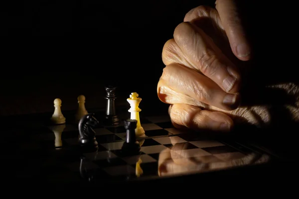 Alte Frauenhand Und Schach Dunkeln Schach Spielen — Stockfoto