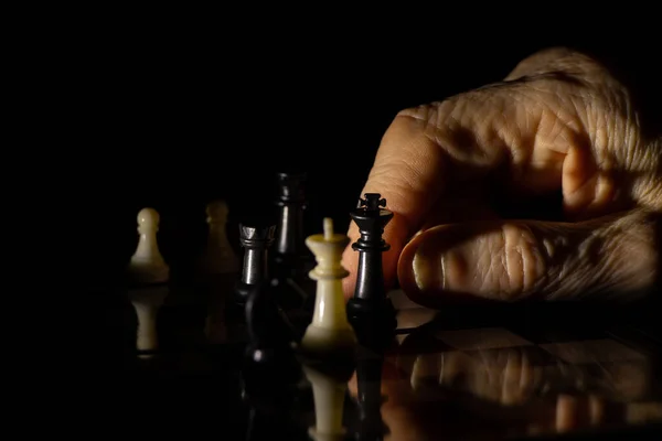 Main Vieille Femme Échecs Dans Noir Jouant Aux Échecs — Photo