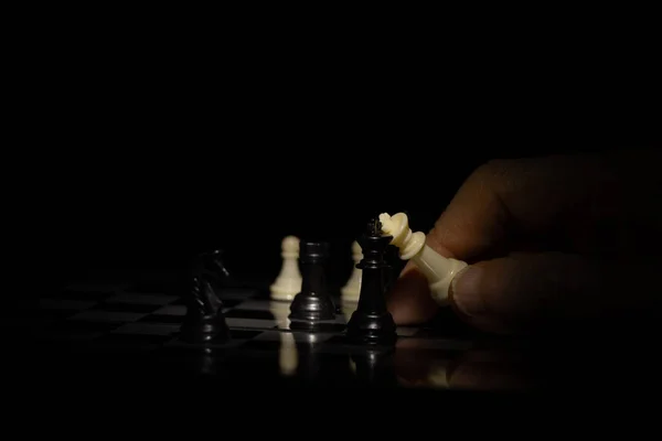 Χέρι Μιας Γριάς Και Σκάκι Στο Σκοτάδι Παίζοντας Σκάκι — Φωτογραφία Αρχείου
