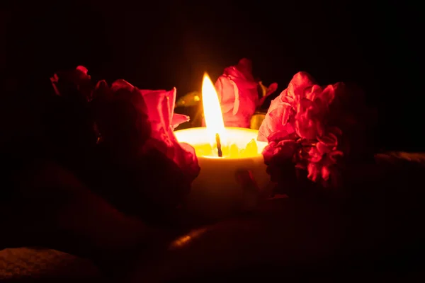Пламя Свечи Чашках Руках Старухи Розами Темноте Свечи Зажгли — стоковое фото