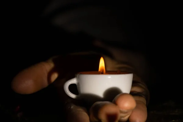 Chama Vela Copos Nas Mãos Uma Mulher Velha Escuro Luz — Fotografia de Stock