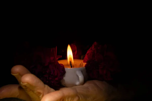 Chama Vela Copos Nas Mãos Uma Mulher Velha Escuro Luz — Fotografia de Stock