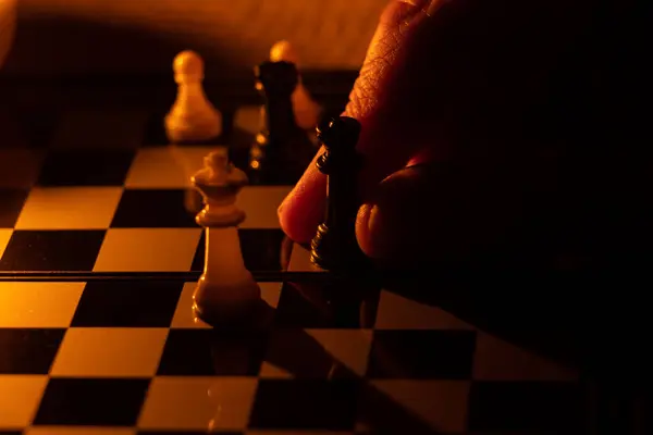 Mão Velha Xadrez Escuro Jogando Xadrez — Fotografia de Stock