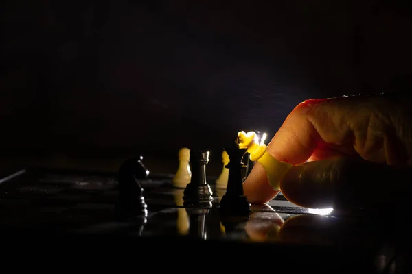 Alte Frauenhand Und Schach Dunkeln Schach Spielen — Stockfoto