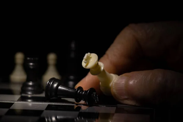 Stařena Ruku Šachy Tmě Hraje Šachy — Stock fotografie