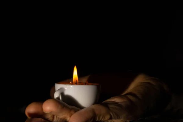Полум Свічки Чашках Руках Старої Жінки Темряві Світло Свічки — стокове фото