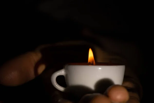 Chama Vela Copos Nas Mãos Uma Mulher Velha Escuro Luz — Fotografia de Stock