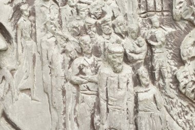 Rusya Kursk 20.07.2019 - faşizme karşı kazanılan zafere adanmış, Kursk 'taki Zafer Takı yakınlarında bir askeri asker büstü bulunan bir anıt plaketi