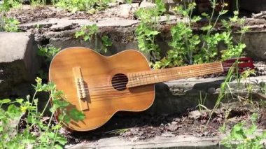 Parklarda duran eski bir gitar Yazın güneşte Ukrayna 'da, bir müzik aleti