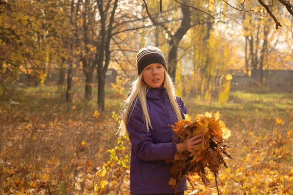Girl Autumn Park Yellow Fallen Leaves Ukraine Day — Stock Photo, Image