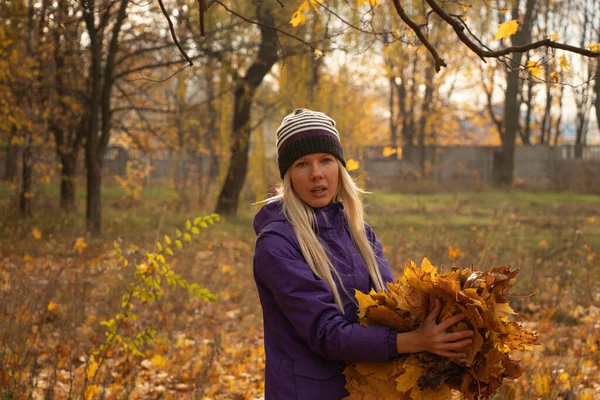 Fille Dans Parc Automne Jaune Feuilles Tombées Ukraine Pendant Journée — Photo