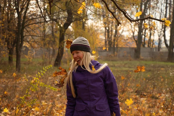 Girl Autumn Park Yellow Fallen Leaves Ukraine Day — Stock Photo, Image